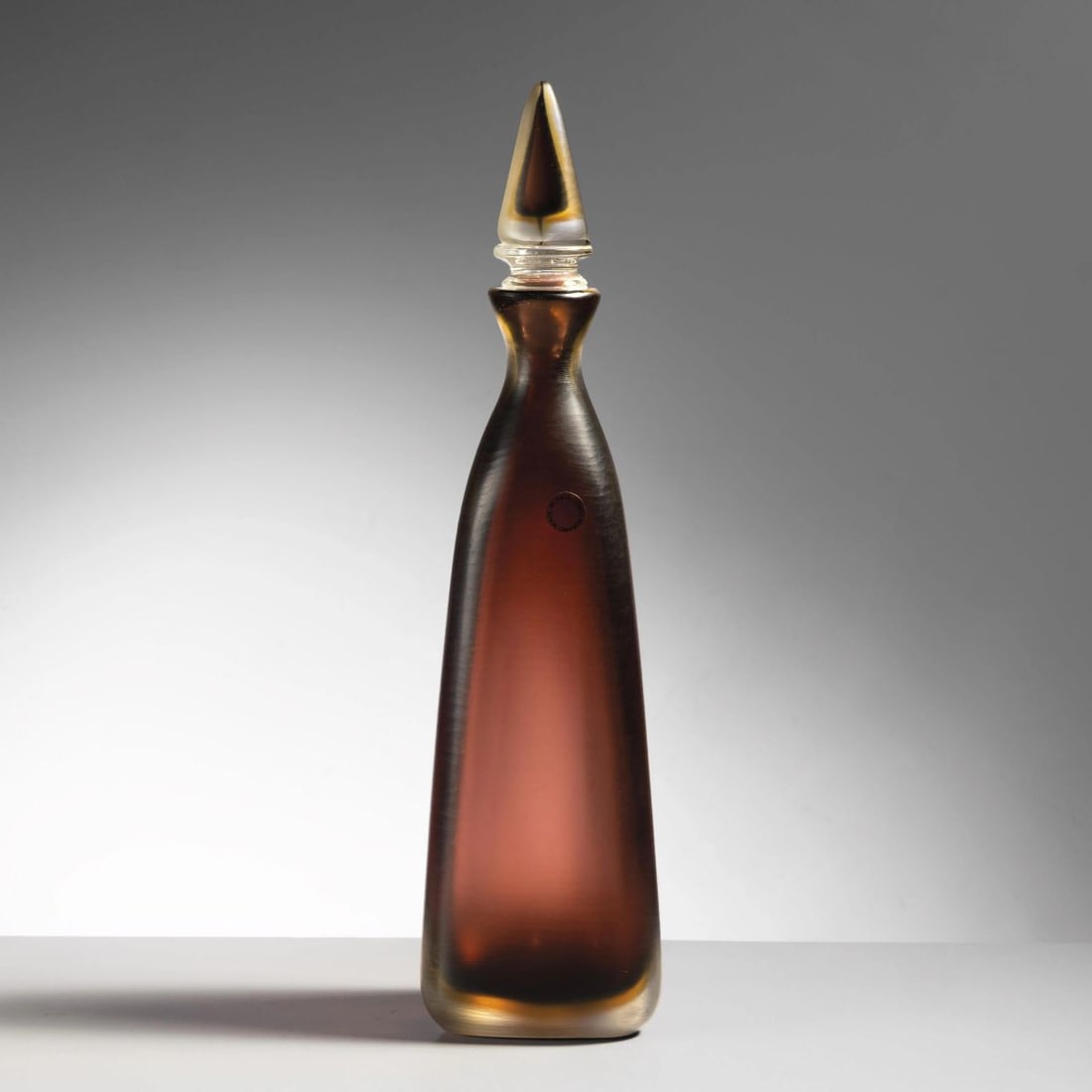 Paolo Venini: Paolo Venini (Cusano Milanino, 1895 - Venezia, 1959) « INCISI » SERIES GLASS BOTTLE BOTTIGLIA DELLA SERIE INCISI in vetro nei toni del marrone Produzione Venini, Murano, 1989