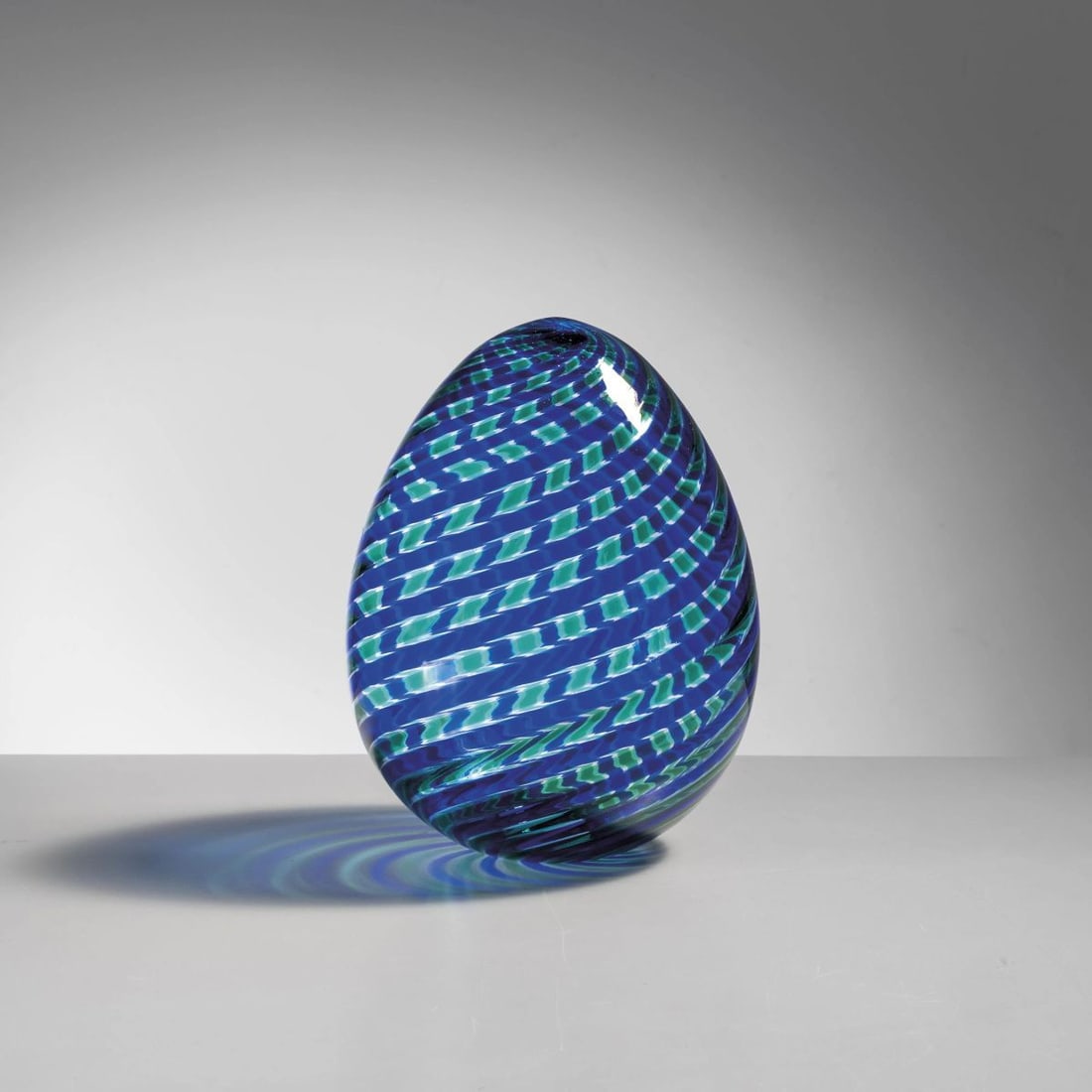 Venini: Venini BLUE AND GREEN GLASS EGG UOVO DELLA SERIE A CANNE In vetro nei toni del blu e del verde Produzione Venini, Murano, 1992 firmato e datato a punta 'Venini ‘92' adesivo del