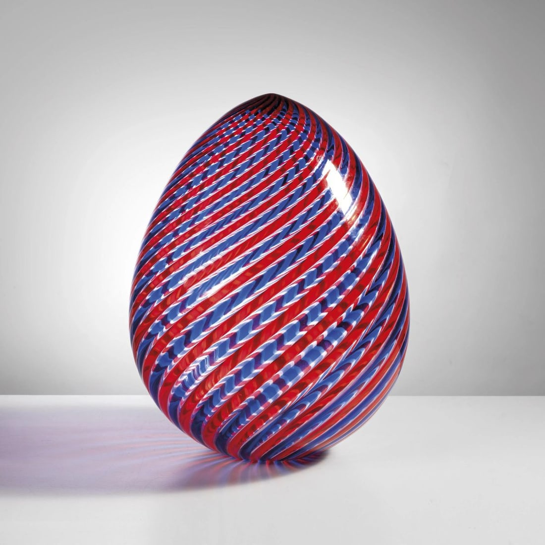 Venini: Venini BLUE AND RED GLASS EGG UOVO DELLA SERIE A CANNE In vetro nei toni del blu e del rosso Produzione Venini, Murano, 1989 firmato e datato a punta 'Venini ‘89” adesivo del