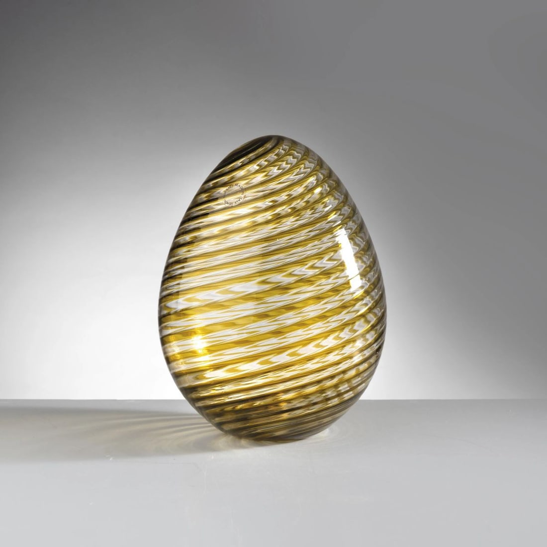 Venini: Venini A CANNE SERIES YELLOW GLASS EGG UOVO DELLA SERIE A CANNE in vetro nei toni del giallo Produzione Venini, Murano, 1988 etichetta del produttore marcato e datato a punta sul fondo alt. cm