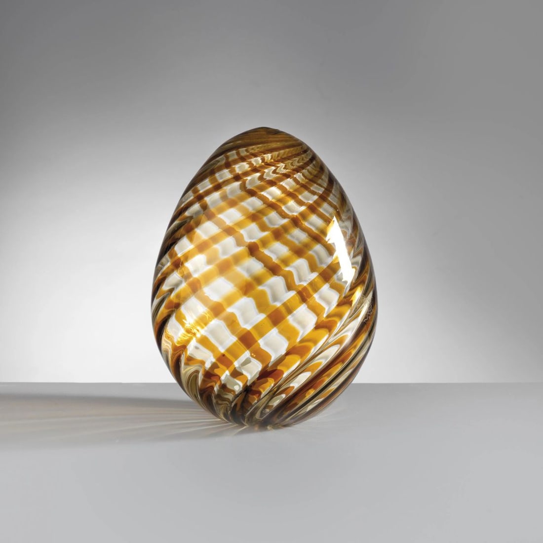 Venini: Venini A CANNE SERIES ORANGE GLASS EGG UOVO DELLA SERIE A CANNE in vetro nei toni dell'arancio Produzione Venini, Murano, 1982 marcato e datato a punta sul fondo alt. cm 19 e diam. cm 15