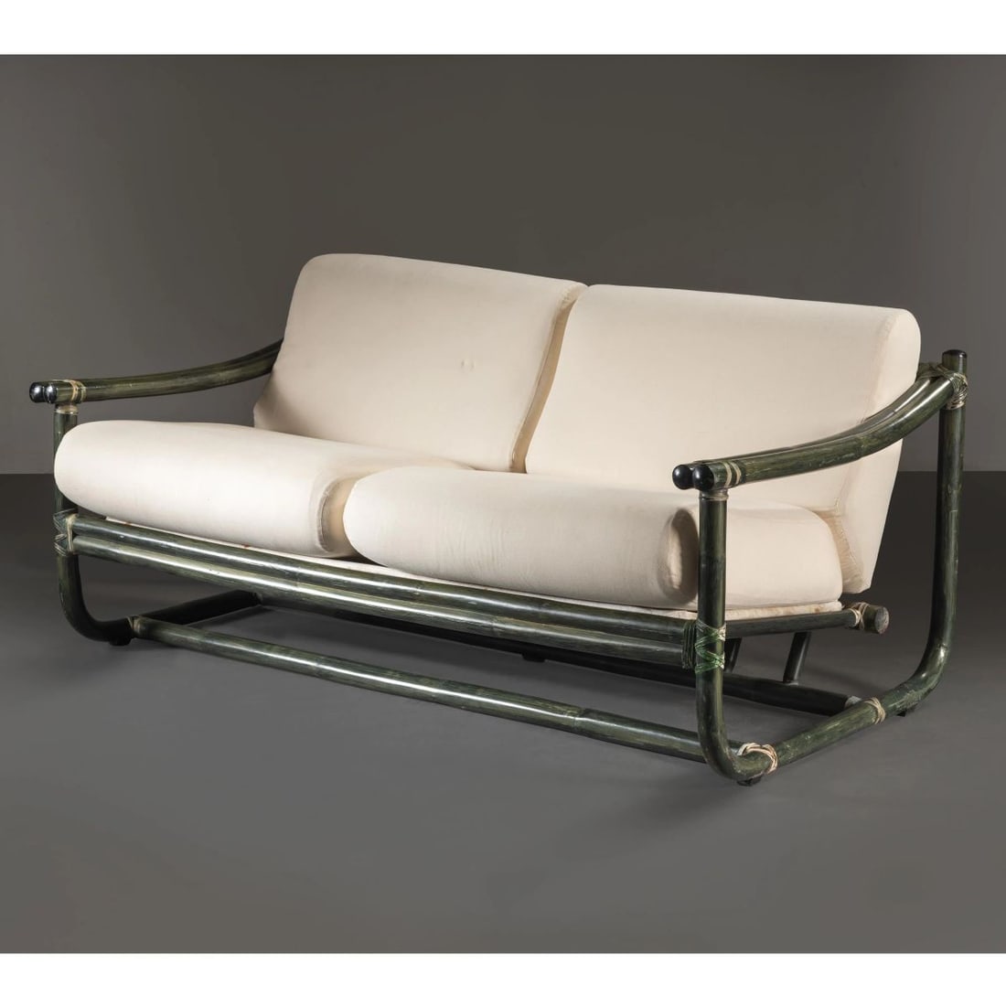 Tito Agnoli: Tito Agnoli (Lima, 1931 - Milano, 2012) P.1/2 SOFA DIVANO MODELLO P.1/2 in bambù, cuscini imbottiti e rivestiti in tessuto nei toni del bianco Produzione Bonacina, Italia, 1960 cir