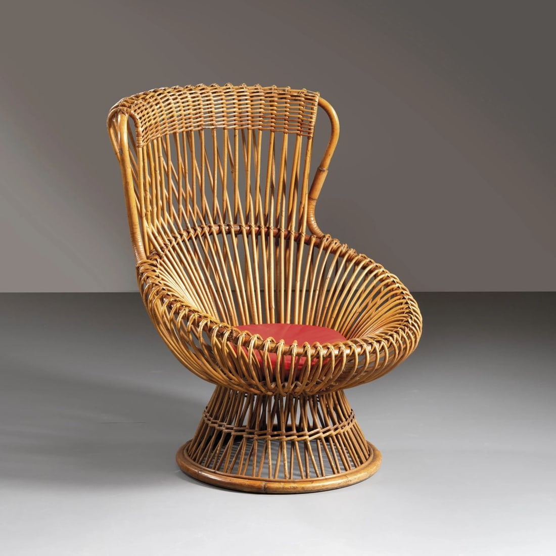 Franco Albini: Franco Albini (Robbiate, 1905 - Milano, 1977) A «MARGHERITA» ARMCHAIR POLTRONA MODELLO MARGHERITA in midollino Produzione Italia, 1951 cm H93xL75xP80 Bibliografia di confronto G. Gramigna, Repertori