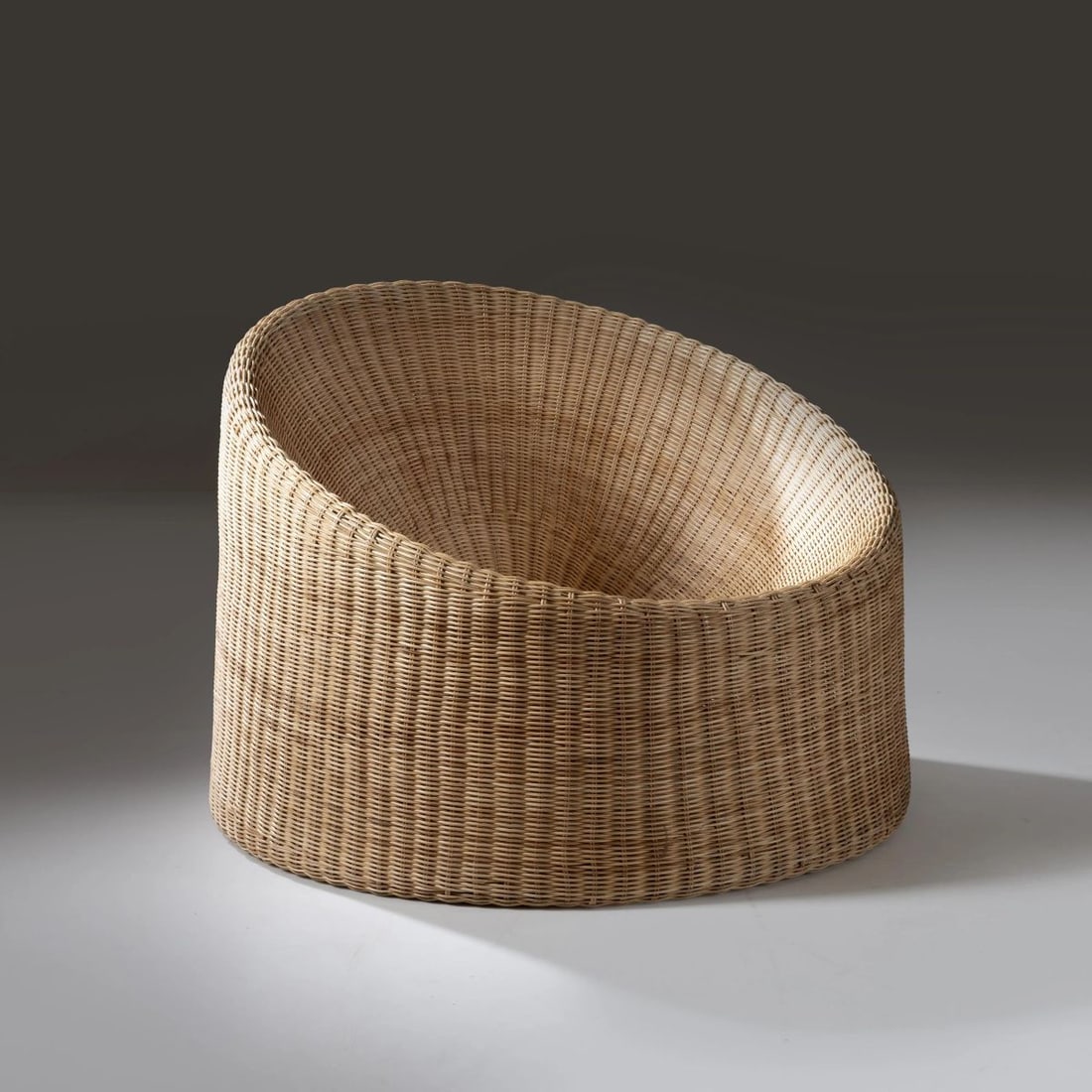 Eero Aarnio: Eero Aarnio (Helsinki, 1932) « JUTTU » ARMCHAIR, WICKER STRUCTURE POLTRONA MODELLO JUTTU in vimini Produzione Eero Aarnio Originals, Finlandia, 2010 circa etichetta del produttore