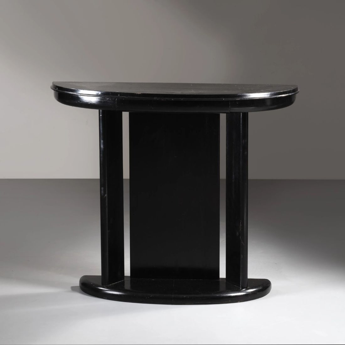 CONSOLLE: BLACK LACQUERED WOODEN CONSOLLE CONSOLLE in legno laccato nei toni del nero Produzione Italia, 1930 circa cm H90xL104xP36 