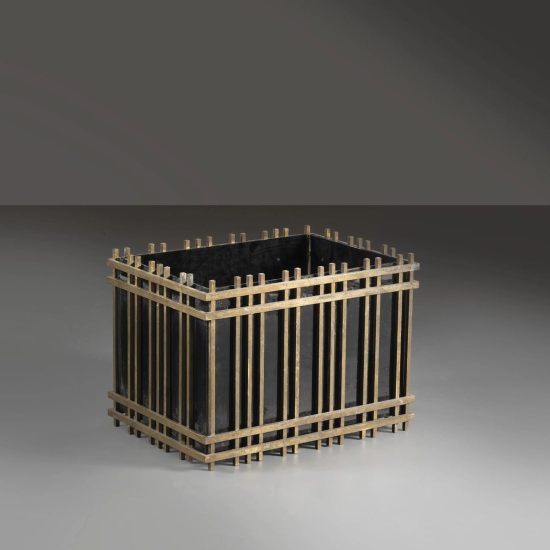 Romeo Rega: Romeo Rega (Sec. XX) A METAL FLOWER POT UNA FIORIERA in metallo Produzione Italia, 1970 circa cm H42xL55xP40 