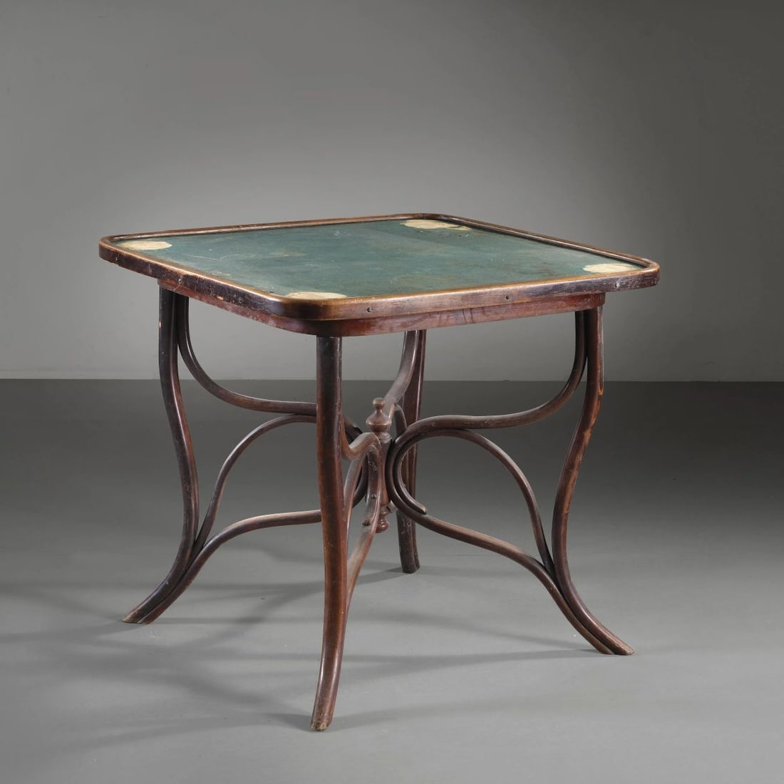 Thonet: Thonet A WOODEN PLAY TABLE TAVOLO DA GIOCO in legno Produzione Thonet, 1910 circa cm H80xL85xP87 Bibliografia di confronto G. Renzi e C. Renzi, Curve e Biondi Riccioli Viennesi ,
