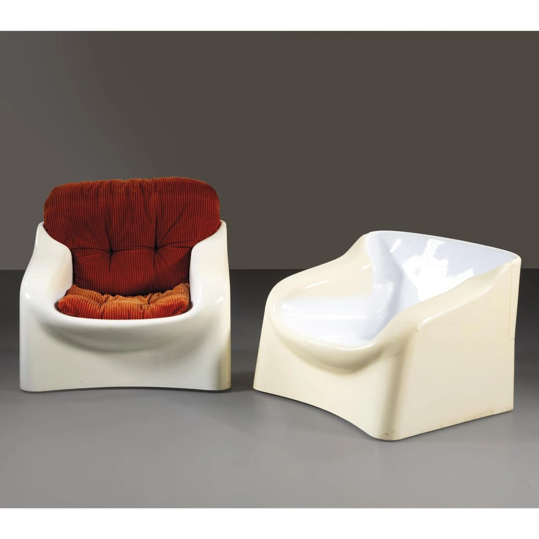 Ferdinando Buzzi: Ferdinando Buzzi (1931 - Meda, 2021) A COUPLE OF ARMCHAIRS COPPIA DI POLTRONE GALASSIA in materiale plastico nei toni del bianco, imbottite e rivestite in tessuto nei toni del rosso Produzione