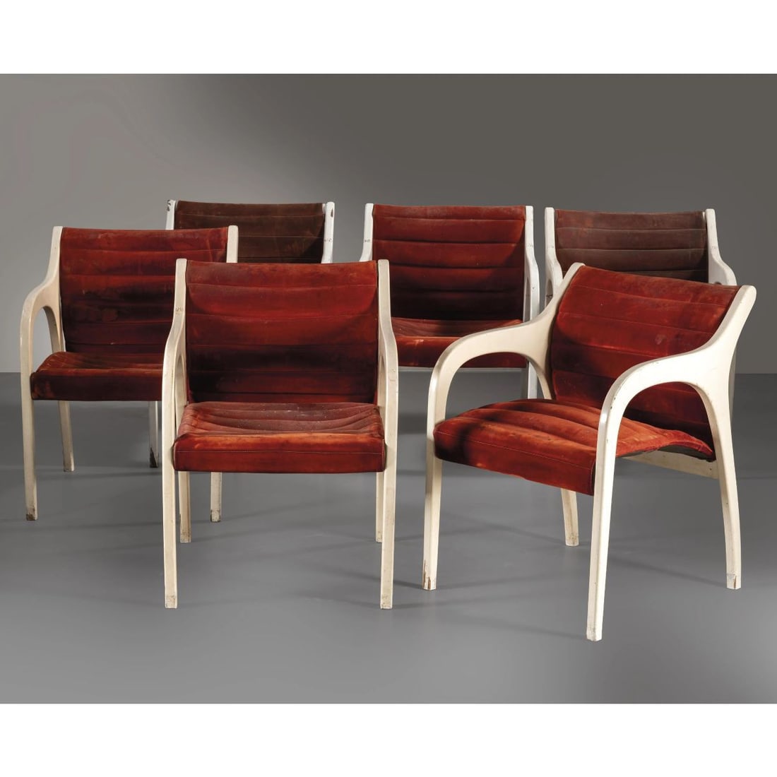 Claudio Salocchi: Claudio Salocchi (Milano, 1934 - 2012) SIX VIVALDA ARMCHAIRS SEI POLTRONCINE MODELLO VIVALDA in legno laccato nei toni del bianco, seduta rivestita in tessuto nei toni del rosso Produzione Sorm