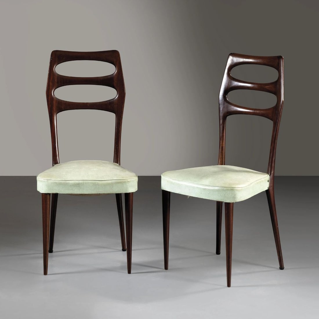 A COUPLE OF WOODEN CHAIRS: A COUPLE OF WOODEN CHAIRS COPPIA DI SEDIE in legno Produzione Italia, 1955 circa cm H100xL47xP47