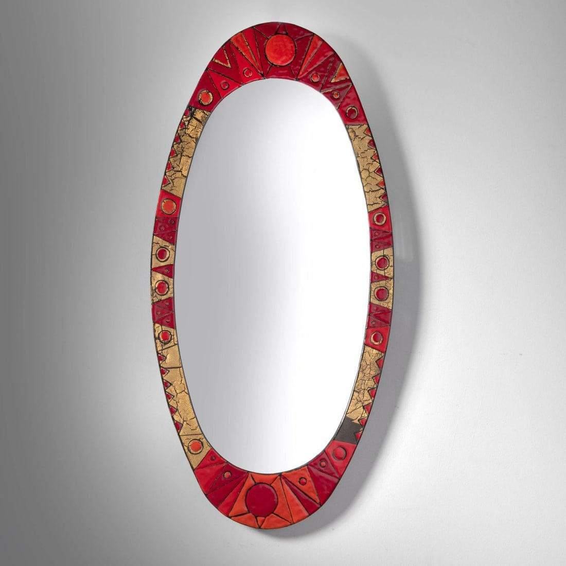 SIVA: SIVA WALL MIRROR, RED AND GOLD LACQUERED METAL FRAME SPECCHIO in metallo laccato nei toni del rosso e dell’oro Produzione Italia, 1960 circa cm H76,5xL37,5xP2 
