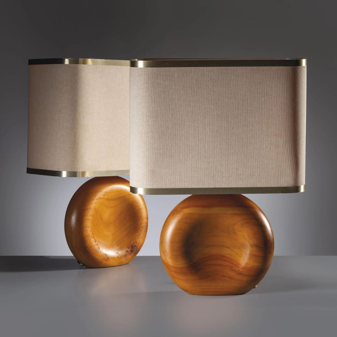 A COUPLE OF WOODEN TABLE LAMPS: A COUPLE OF WOODEN TABLE LAMPS COPPIA DI LAMPADE DA TAVOLO in legno Produzione Italia, 1970 circa cm H34xL27xP9