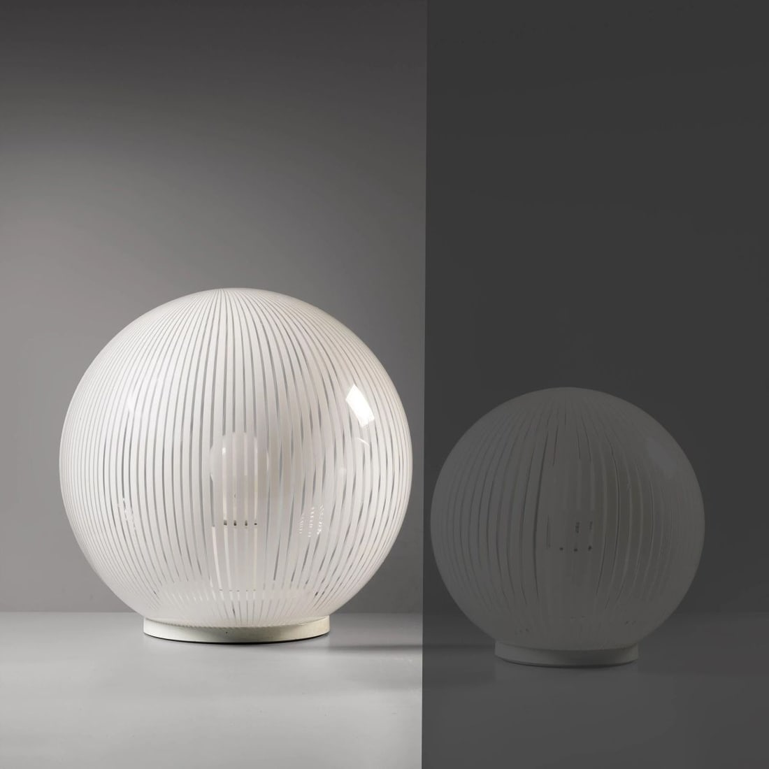 Ludovico Diaz De Santillana: Ludovico Diaz De Santillana (Roma, 1921 - 1989) GLASS TABLE LAMP LAMPADA DA TAVOLO DELLA SERIE TESSUTO In vetro nei toni del bianco Produzione Venini, Murano, 1975 circa al. cm 35 e diam. cm