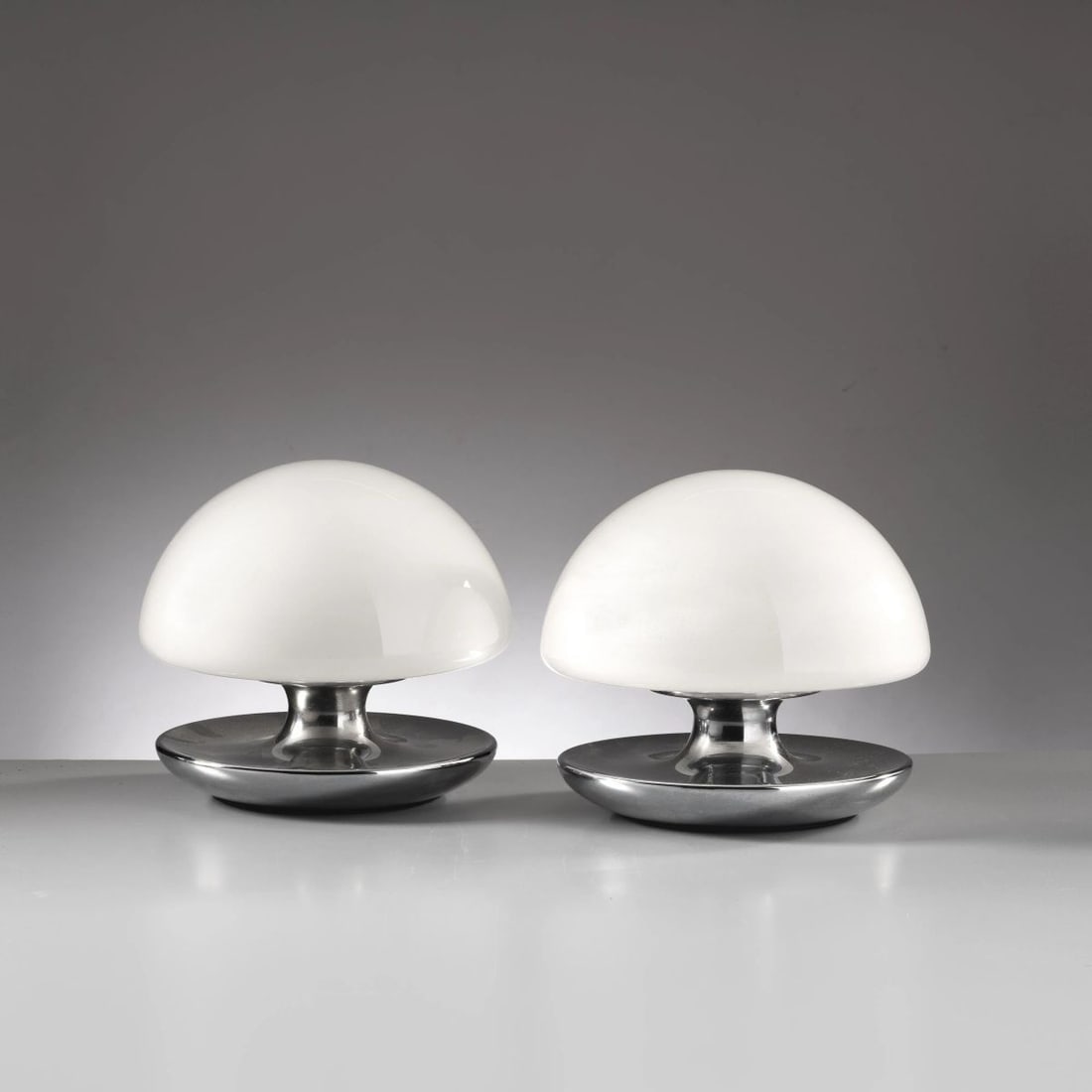 Sirrah: Sirrah A COUPLE OF METAL AND GLASS TABLE LAMPS COPPIA DI LAMPADE DA TAVOLO in metallo e vetro Produzione Sirrah, Italia, 1970 circa alt. cm 21 e diam. cm 23 
