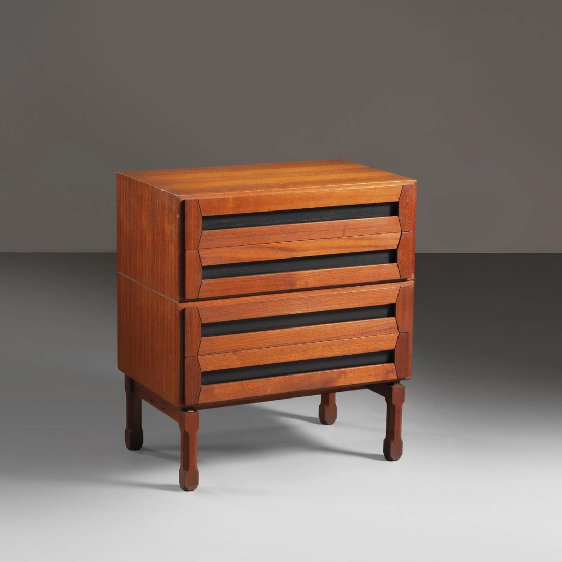 WOODEN CHEST OF DRAWERS: WOODEN CHEST OF DRAWERS CASSETTIERA in legno Produzione Italia, 1970 circa cm H69xL61xP40