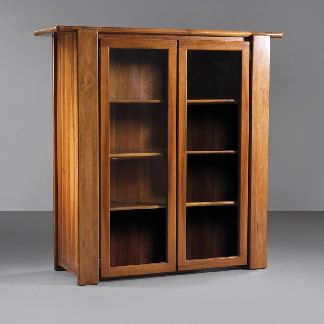 Mario Marenco: Mario Marenco (Foggia, 1933 - Roma, 2019) WOOD AND GLASS SHOWCASE VETRINA in legno e vetro Produzione Mobilgirgi, Italia, 1975 circa cm H151xL150xP52 