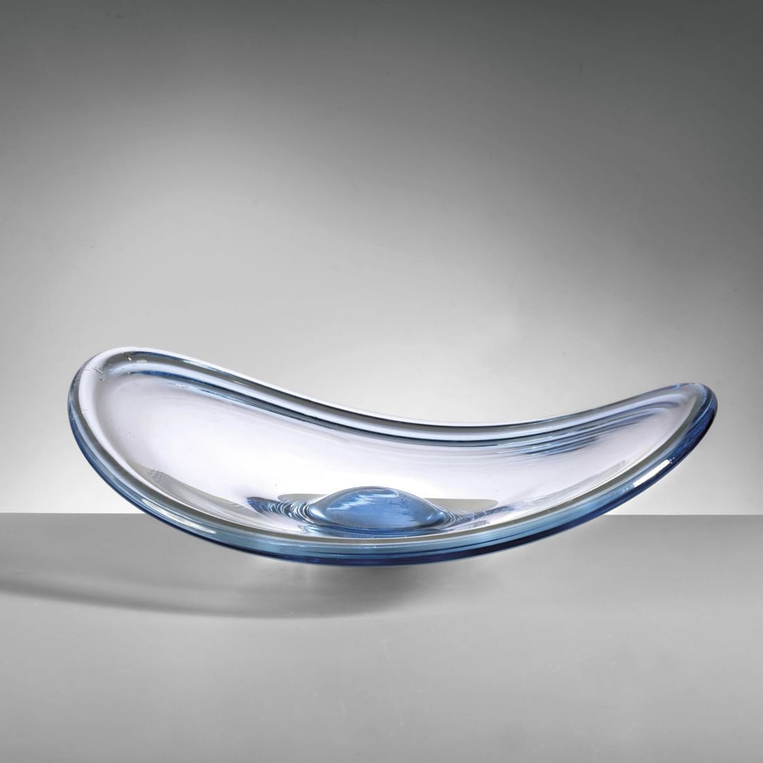 Per Lutken: Per Lutken (1916 - 1998) A «SELANDIA» BLUE GLASS PLATE PIATTO MODELLO SELANDIA in vetro nei toni del blu Produzione Holmegaard , Danimarca, 1970 circa firmato a punta sul