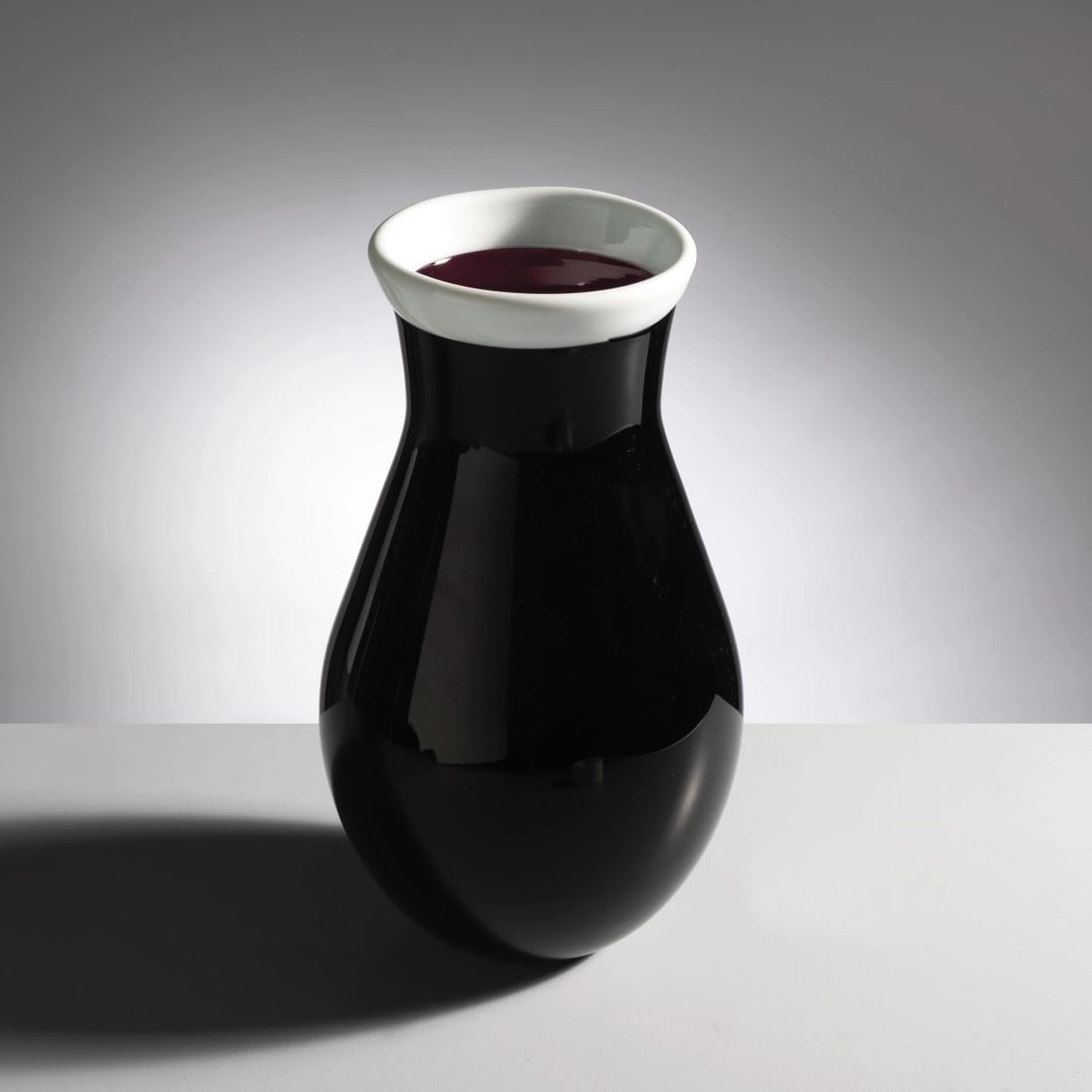 Alfredo Barbini: Alfredo Barbini (Murano, 1912 - 2007) BLACK AND WHITE GLASS VASE VASO in vetro nei toni del nero e del bianco Produzione Murano, Venezia, 1970 circa firma dell’autore alt. cm 22 e