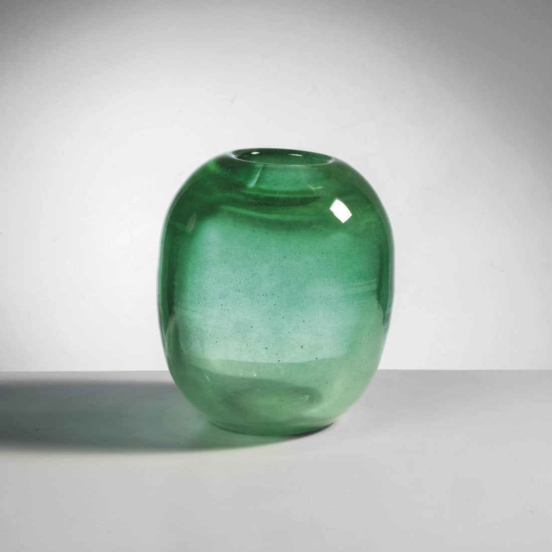 GREEN GLASS VASE: GREEN GLASS VASE VASO in vetro nei toni del verde Produzione Italia, 1940 circa alt. cm 19 e diam. cm 16