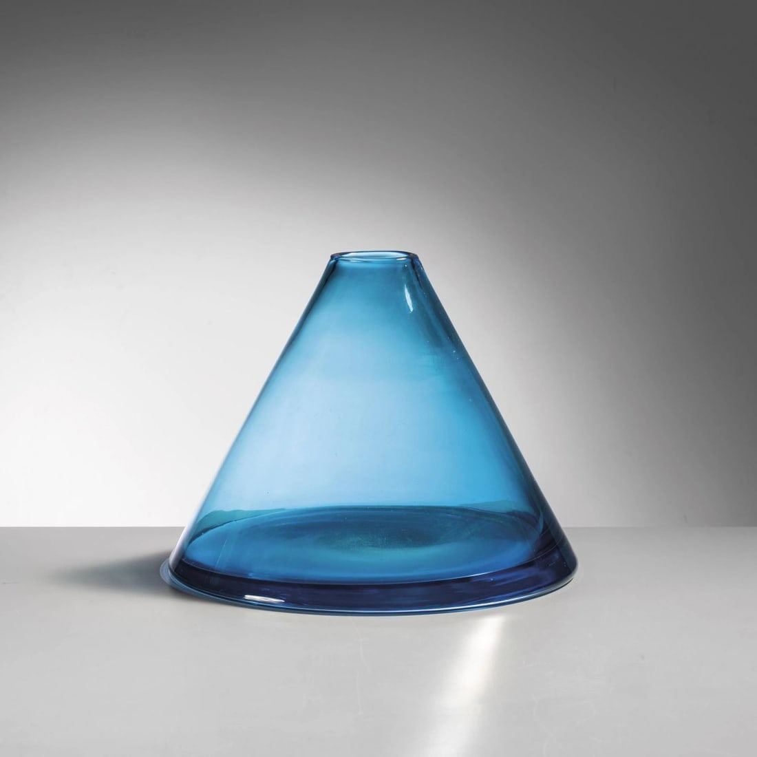 Venini: Venini LIGHT BLUE GLASS VASE VASO in vetro nei toni dell’azzurro Produzione Venini, Murano, 1980 circa alt. cm 17,5 e diam. cm 22 
