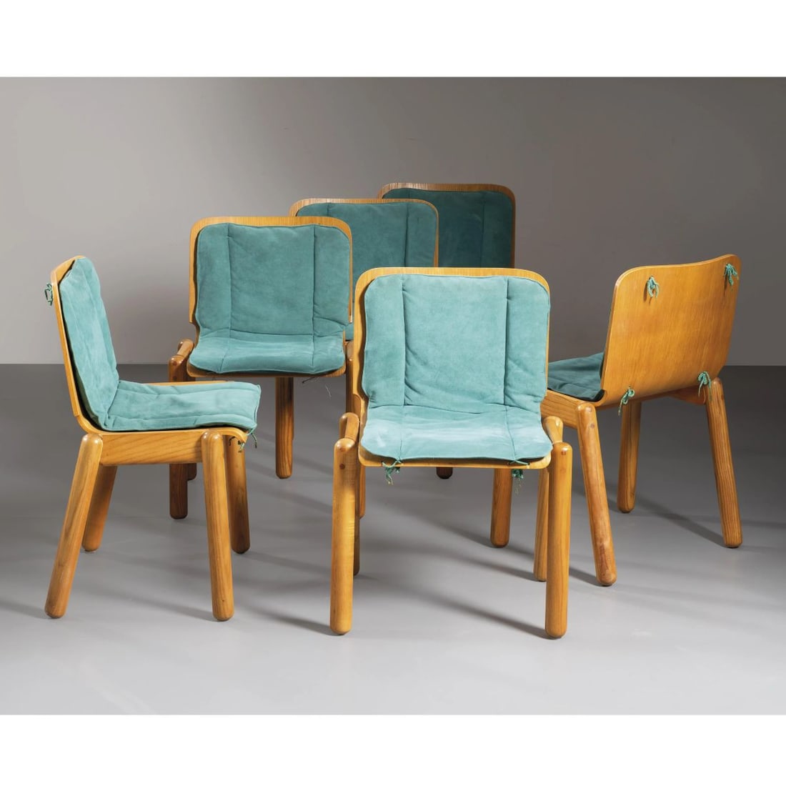 Pozzi e Verga: Pozzi e Verga SIX WOODEN CHAIRS, GREEN FABRIC CUSHIONS SEI SEDIE struttura in legno, cuscini in tessuto nei toni del verde Produzione Pozzi e Verga, Italia, 1980 circa etichetta del produttore