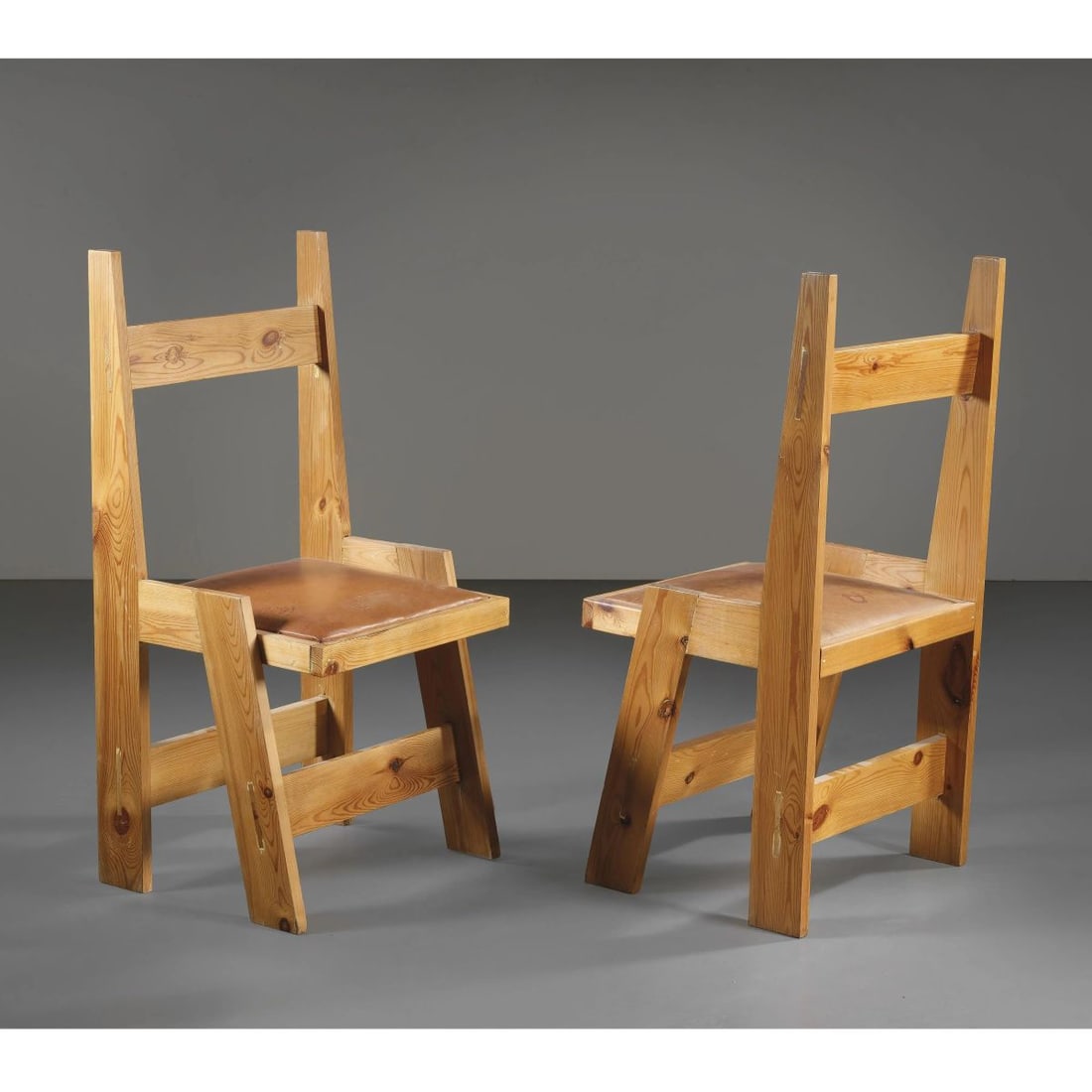 TWO WOODEN CHAIRS: TWO WOODEN CHAIRS DUE SEDIE in legno Produzione Italia, 1970 circa cm H100xL49,5xP46