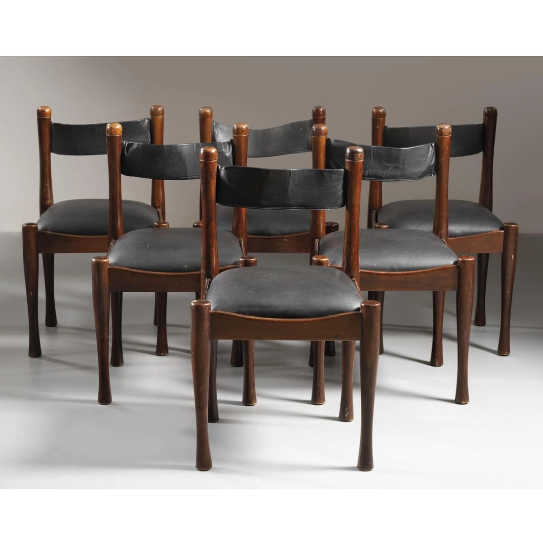 Silvio Coppola: Silvio Coppola (Brindisi, 1920 - Milano, 1985) SIX CHAIRS, WOODEN STRUCTURE, BLACK LEATHER UPHOLSTERED SEAT SEI SEDIE MODELLO 620 in legno, seduta in pelle nei toni del nero Produzione