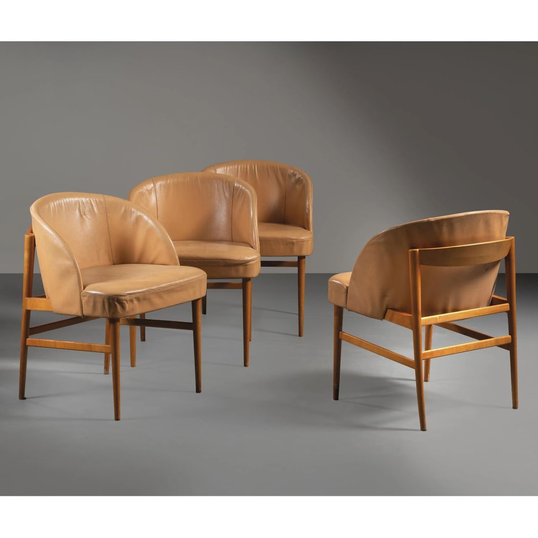 FOUR ARMCHAIRS, WOODEN STRUCTURE: FOUR ARMCHAIRS, WOODEN STRUCTURE QUATTRO POLTRONE struttura in legno, rivestite in pelle nei toni del beige Produzione Italia, 1960 circa cm H73xL55xP65