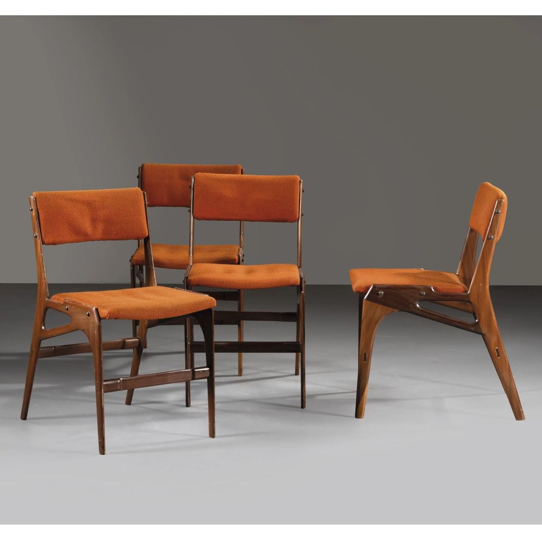 FOUR CHAIRS: FOUR CHAIRS, WOODEN STRUCTURE, RED FABRIC UPHOLSTERED QUATTRO SEDIE struttura in legno, seduta rivestita in tessuto nei toni del rosso Produzione Italia, 1960 circa cm H73xL39xP55