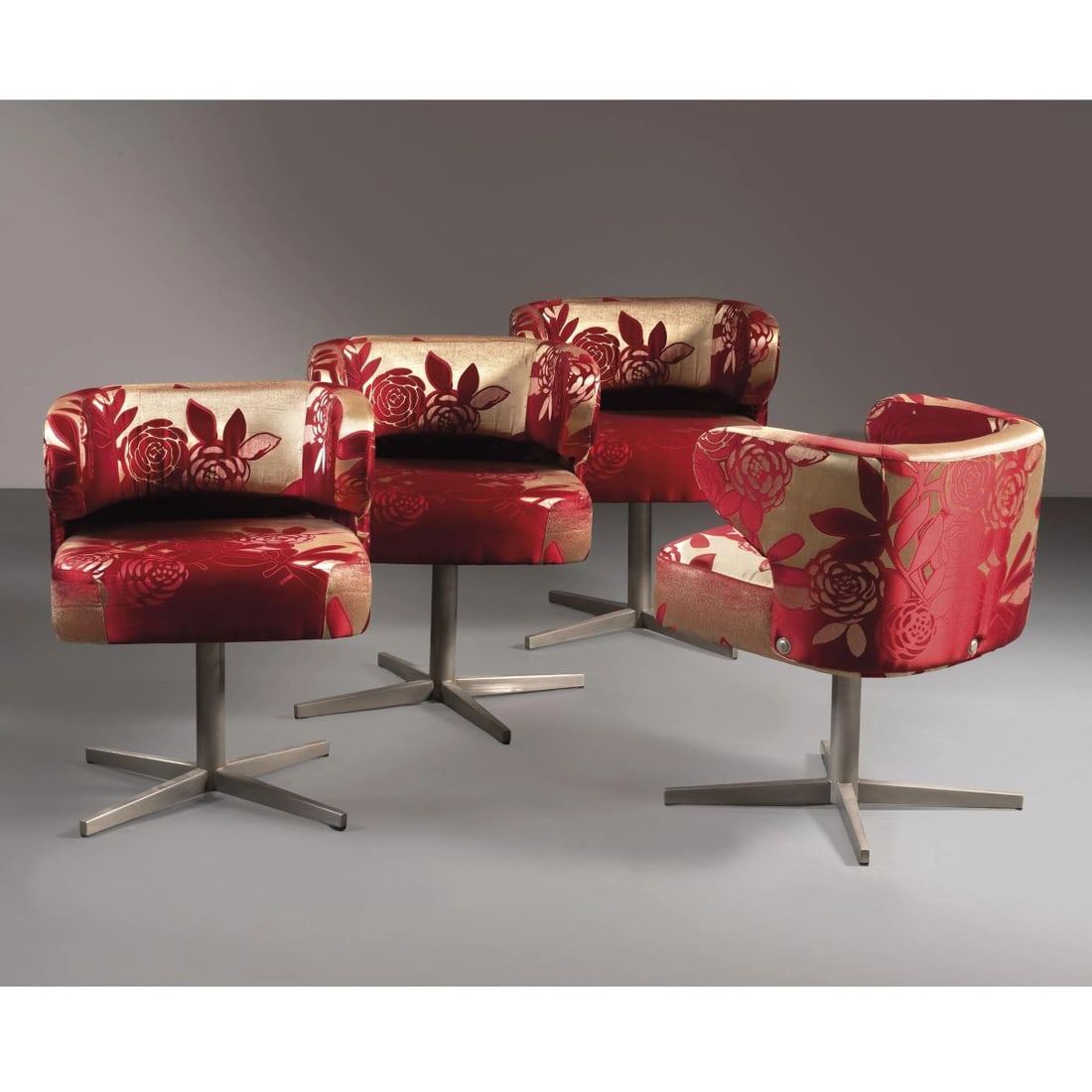 Gianni Moscatelli: Gianni Moscatelli (Sec. XX) FOUR SWIVELING ARMCHAIRS QUATTRO POLTRONCINE GIREVOLI MODELLO PONEY struttura in metallo, rivestite in tessuto nei toni del rosso e dell’oro Produzione