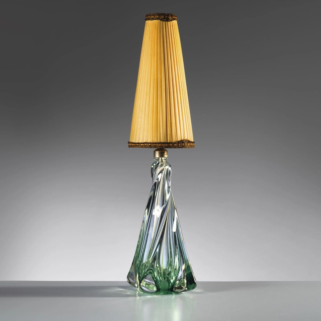 Seguso: Seguso GREEN GLASS TABLE LAMP LAMPADA DA TAVOLO in vetro nei toni del verde Produzione Seguso, Murano, 1960 circa alt. cm 17 e diam. cm 52.5 