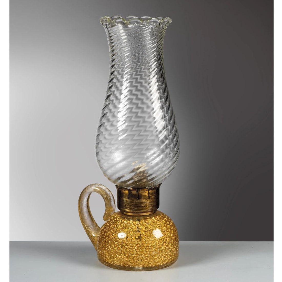 Seguso: Seguso GOLD GLASS AND BRASS TABLE LAMP LAMPADA DA TAVOLO in vetro dorato e ottone Produzione Seguso, Italia, 1940 circa adesivo del produttore cm H36xL16,5xP13 
