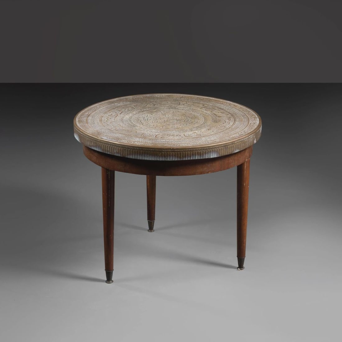 WOODEN AND METAL LOW TABLE: WOODEN AND METAL LOW TABLE TAVOLO BASSO in legno e metallo Produzione Italia, 1950 circa alt. cm 49 e diam. cm 60