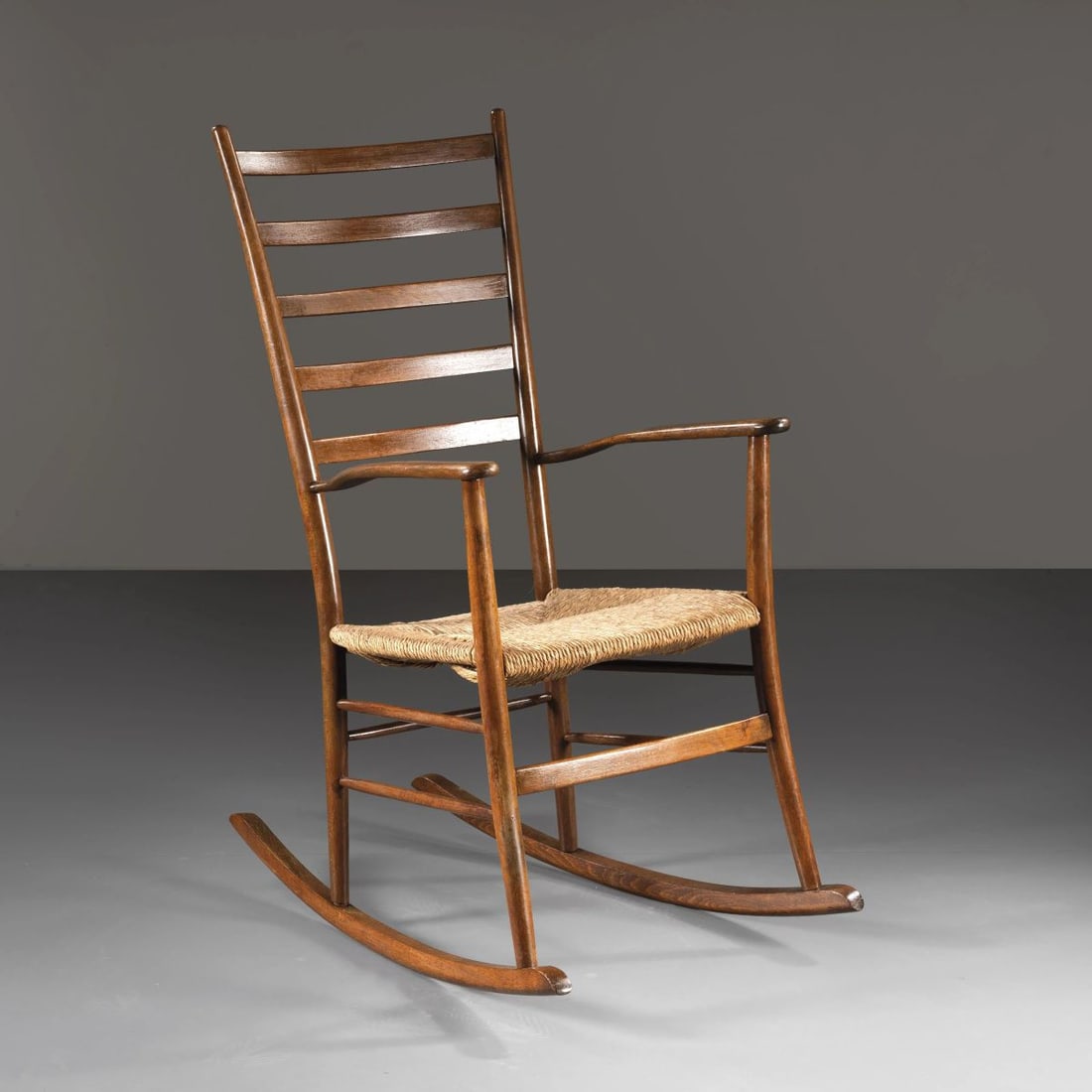 Mario Sabot: Mario Sabot (Sec. XX) WOODEN ROCKING CHAIR SEDIA A DONDOLO in legno, seduta in paglia Produzione Italia, 1955 circa cm H107xL55xP82 