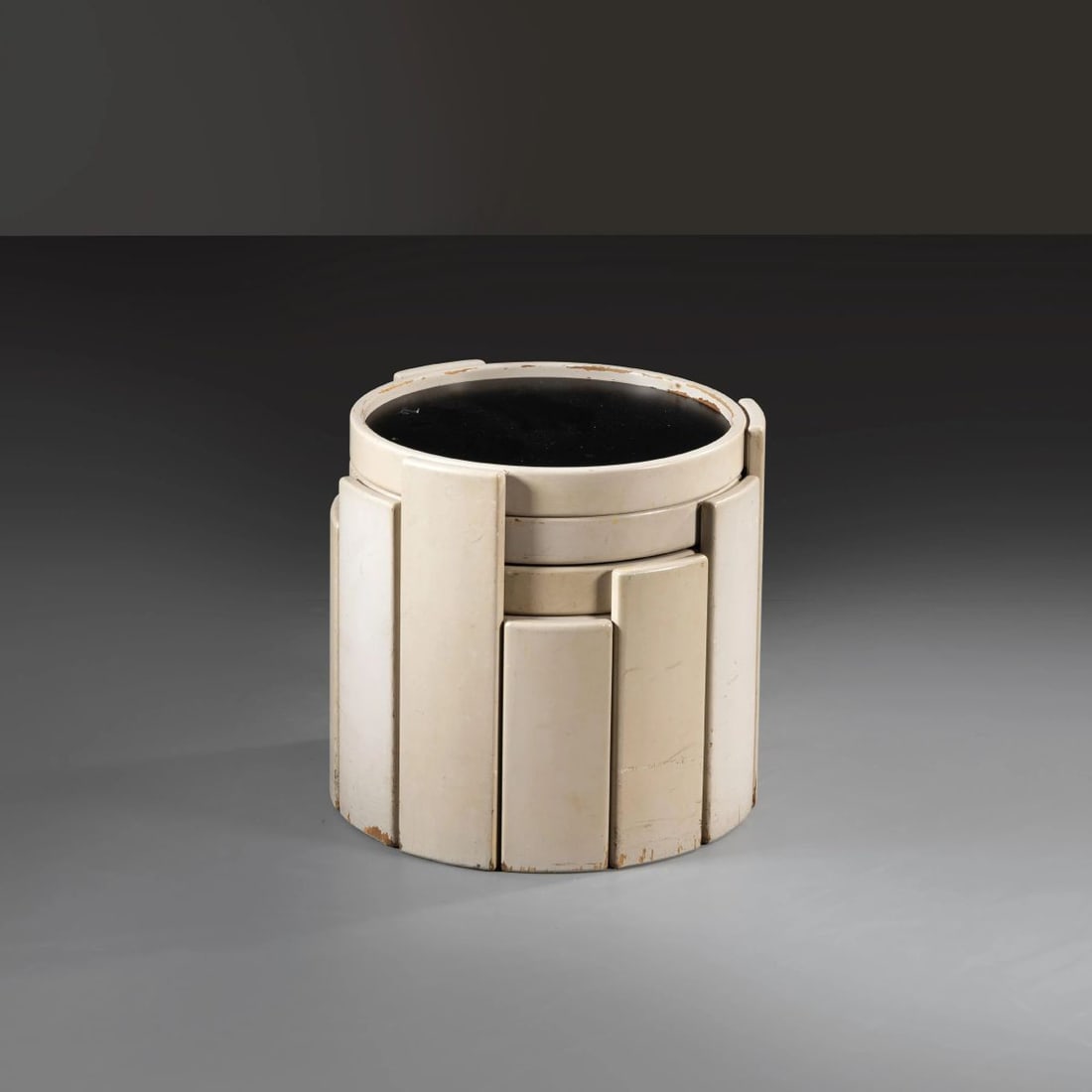 Gianfranco Frattini: Gianfranco Frattini (Padova, 1926 – Milano, 2004) FOUR WOODEN STACKABLE TABLES SET DI QUATTRO TAVOLI BASSI IMPILABILI MODELLO 780 in legno Produzione Cassina, Italia, 1966 alt. cm 39 e