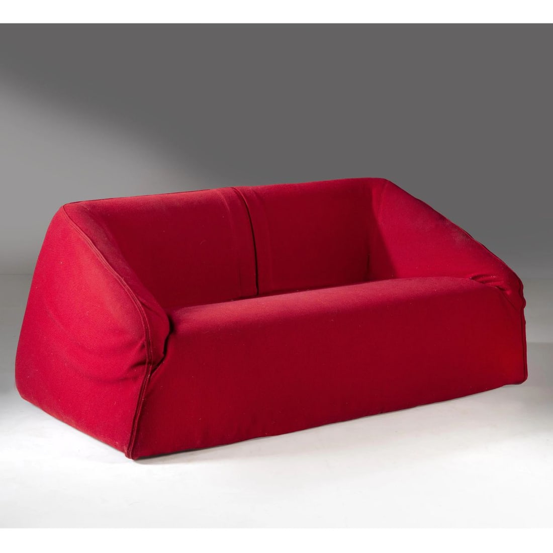Kazuhide Takahama: Kazuhide Takahama (Nobeoka, 1930 - Bologna, 2010) «SIVIGLIA» SOFA, RED FABRIC UPHOLSTERED DIVANO MODELLO SIVIGLIA imbottito e rivestito in tessuto nei toni del rosso Produzione Simon Gavina,