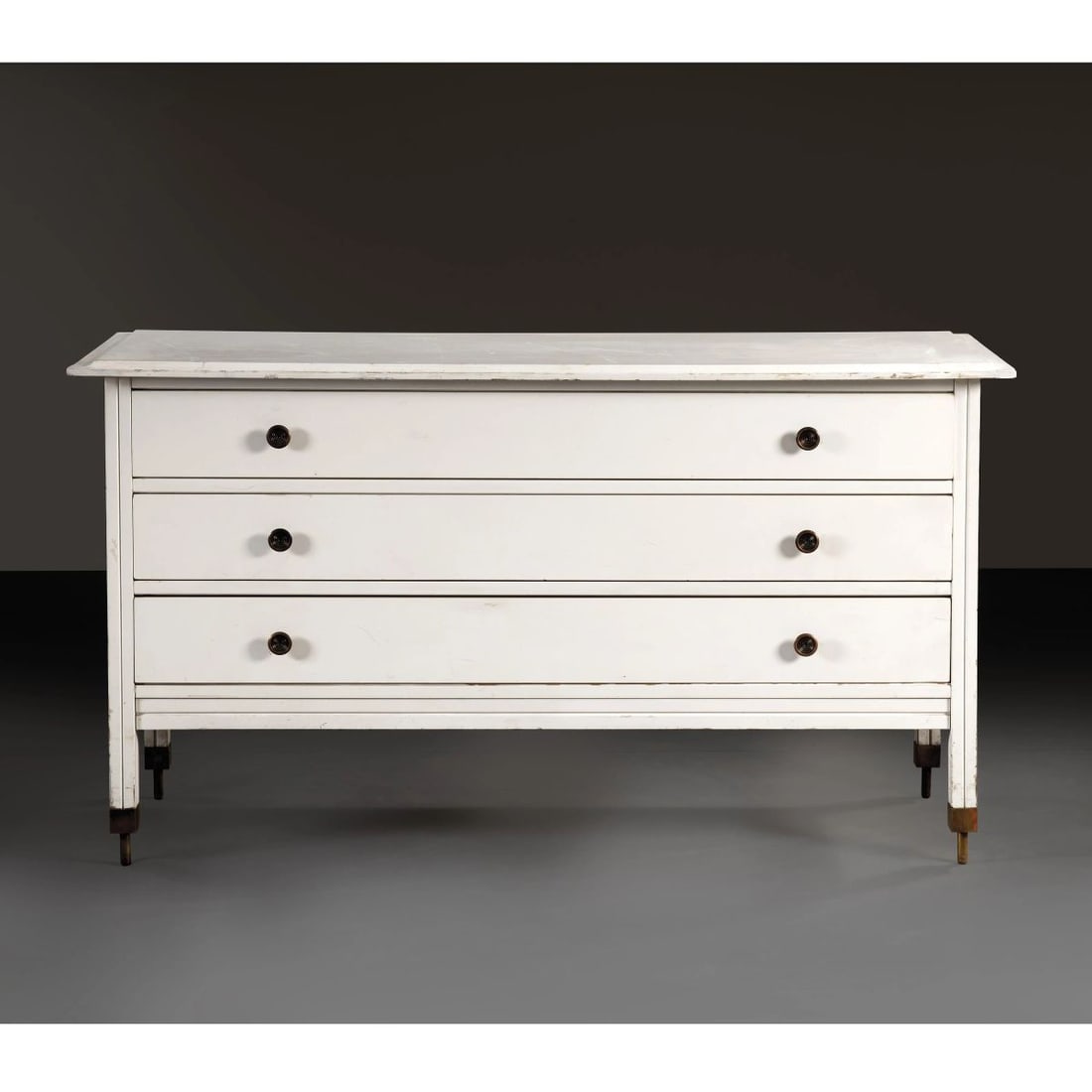 Carlo De Carli: Carlo De Carli (Milano, 1910 – 1999) WOODEN DRAWER, WHITE LACQUERED WOODEN STRUCTURE, METAL DETAILS CASSETTIERA MODELLO D154 in legno laccato nei toni del bianco, dettagli in metallo