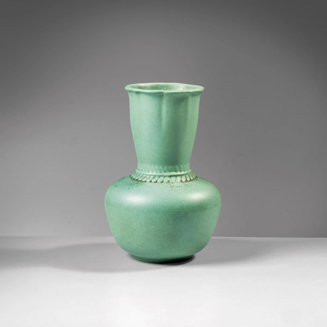 Giovanni Gariboldi: Giovanni Gariboldi (1908 - 1971) GREEN CERAMIC VASE VASO in ceramica nei toni del verde marcato sul fondo Produzione Richard-Ginori San Cristoforo, Italia, 1940 circa alt. cm 18 e d