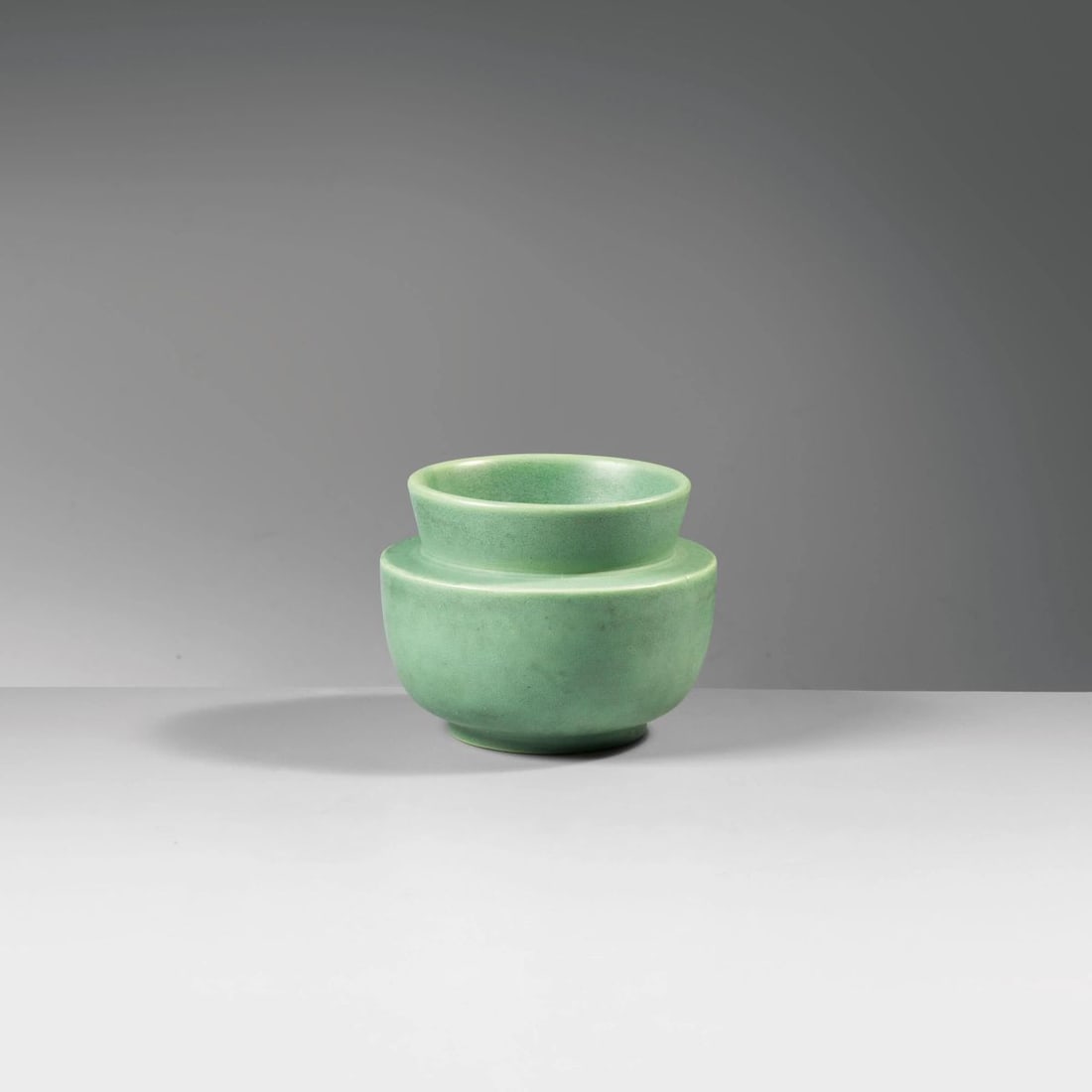 Giovanni Gariboldi: Giovanni Gariboldi (1908 - 1971) GREEN CERAMIC CUP COPPETTA in ceramica nei toni del verde Produzione Richard-Ginori, San Cristoforo, Italia, 1940 circa marcato sul fondo alt. cm 8 e diam. cm