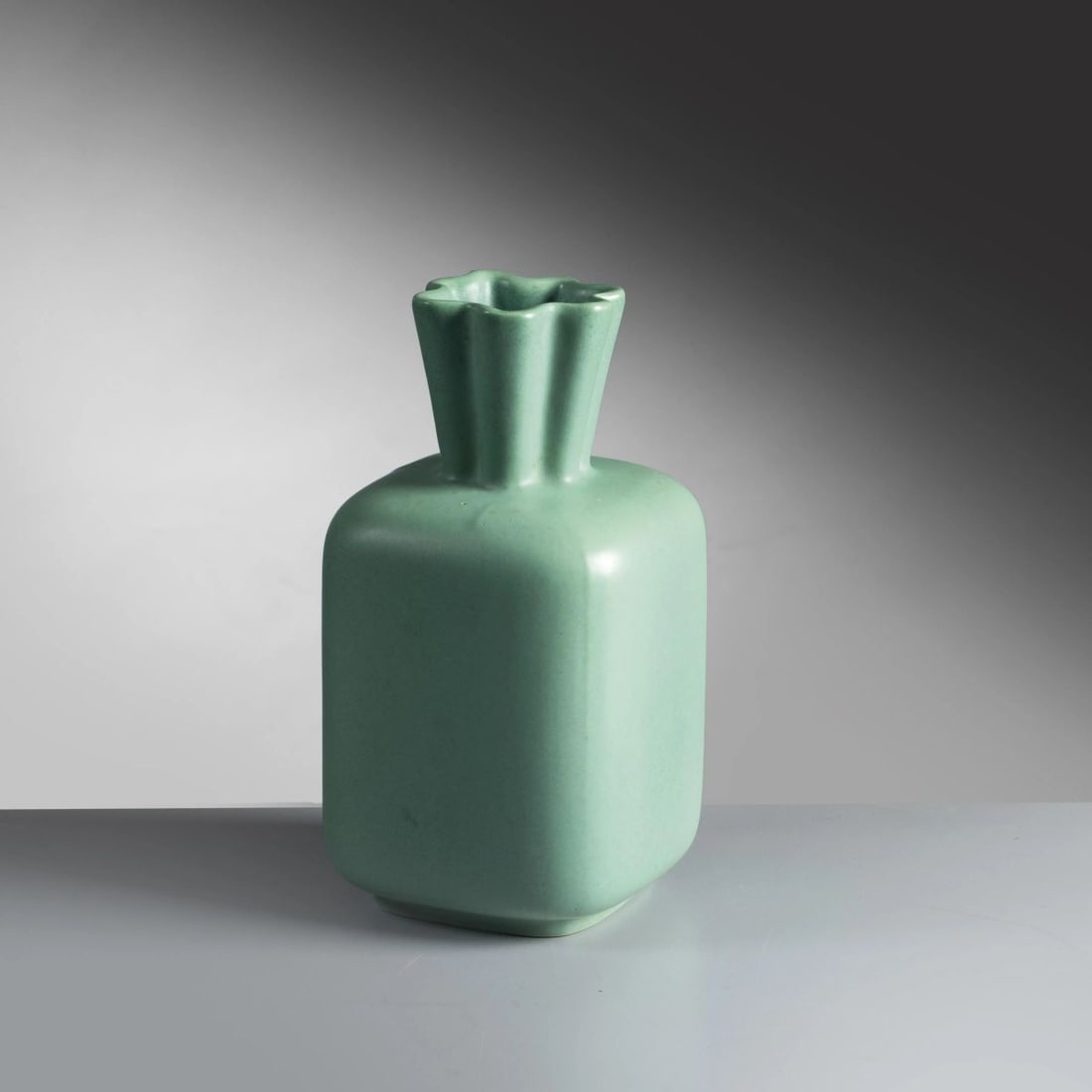 Giovanni Gariboldi: Giovanni Gariboldi (1908 - 1971) GREEN CERAMIC VASE VASO in ceramica nei toni del verde Produzione Richard Ginori, San Cristoforo, Italia, 1940 circa marchio del produttore sul fondo cm H19xL9x