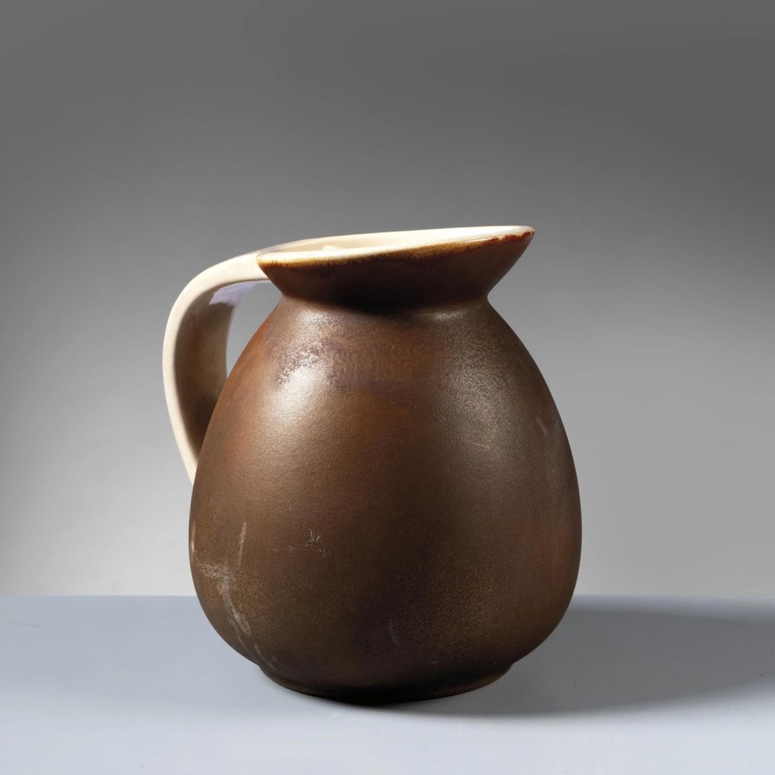 Giovanni Gariboldi: Giovanni Gariboldi (1908 - 1971) BROWN CERAMIC JUG BROCCA in ceramica nei toni del marrone Produzione Richard Ginori, San Cristoforo, Italia, 1940 circa Marchio del produttore cm