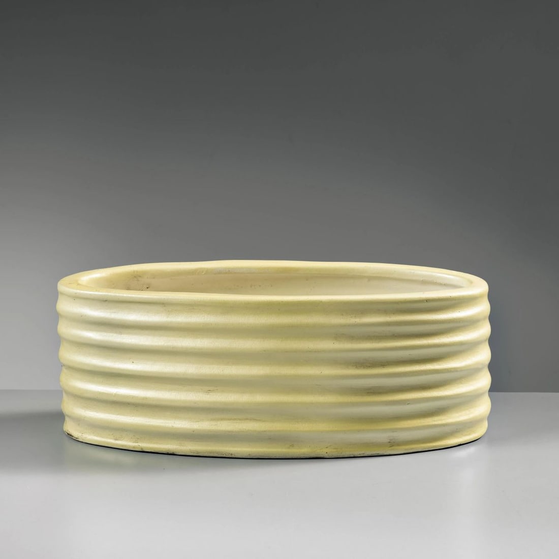 CERAMIC VASE: CERAMIC VASE VASO in ceramica color crema Produzione Italia, 1950 circa cm H11,5xL30xP12