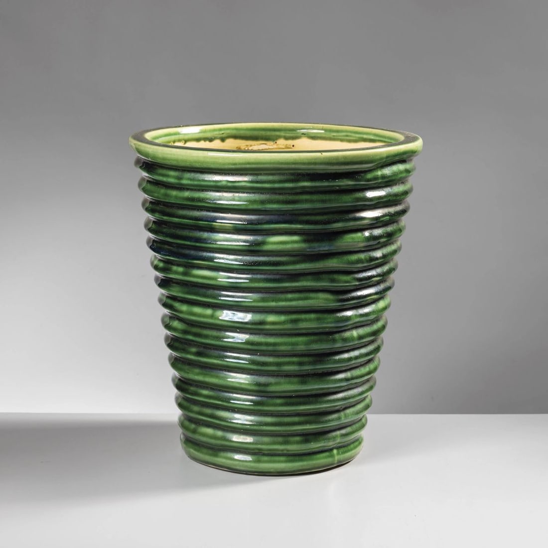 GREEN CERAMIC VASE: GREEN CERAMIC VASE VASO in ceramica nei toni del verde Produzione Italia, 1940 circa alt. cm 29,5 e diam. cm 26