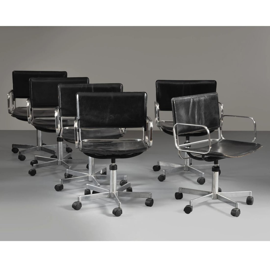 De Pas, D’Urbino, Lomazzi: De Pas, D’Urbino, Lomazzi SIX SWIVELING CHAIRS SEI SEDIE GIREVOLI MODELLO CASSIA struttura in metallo, seduta in pelle nei toni del nero Produzione Zanotta, Italia, 1975 cm