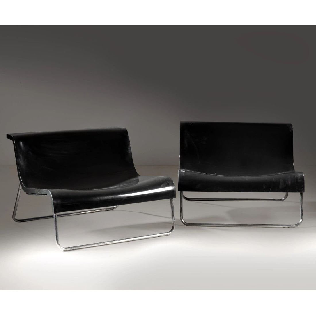 Piero Lissoni: Piero Lissoni (Seregno, 1956) A COUPLE OF ARMCHAIRS COPPIA DI POLTRONE MODELLO FORM in metallo e plastica Produzione Kartell, Italia, 1980 circa Marchio sul fondo cm H41xL83xP74 