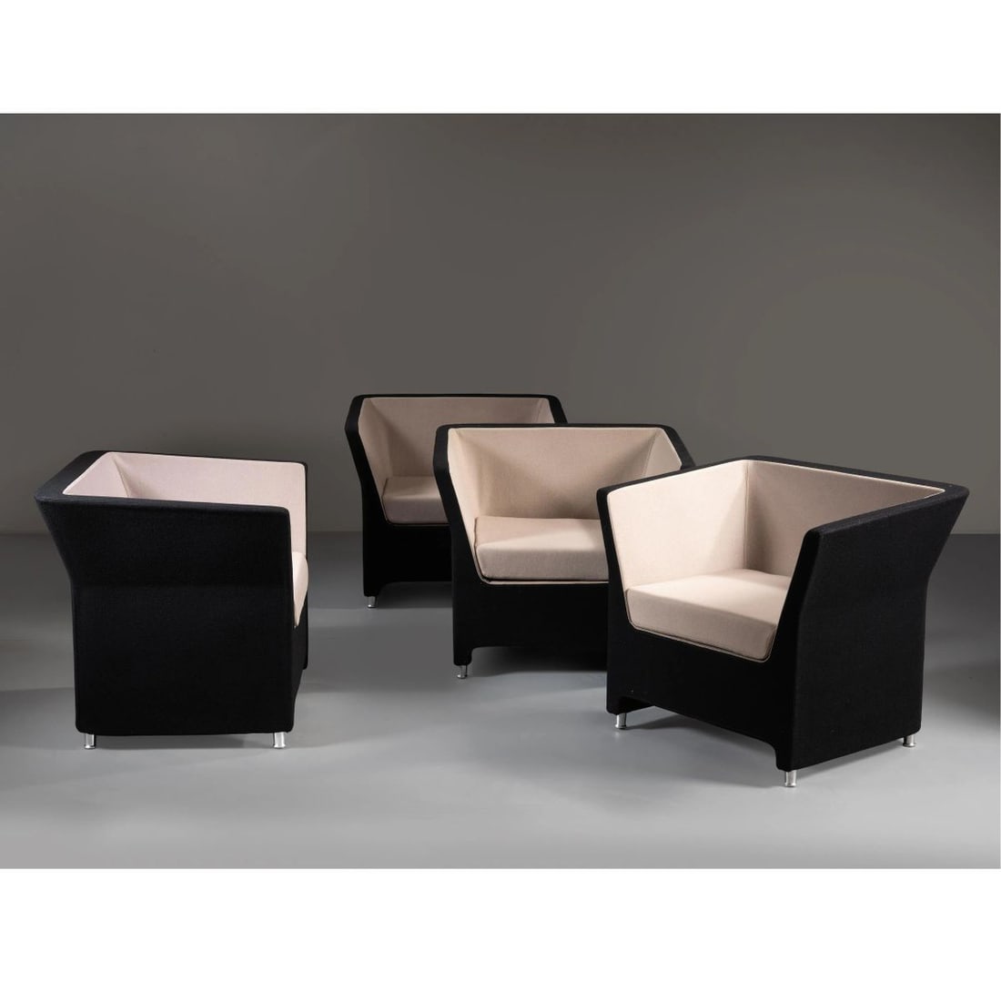 Mark Gabbertas: Mark Gabbertas (Yorkshire, 1962) FOUR «DICK TUB» ARMCHAIRS QUATTRO POLTRONE MODELLO DICK TUB struttura in metallo, rivestite in tessuto nei toni del nero e del beige Produzione