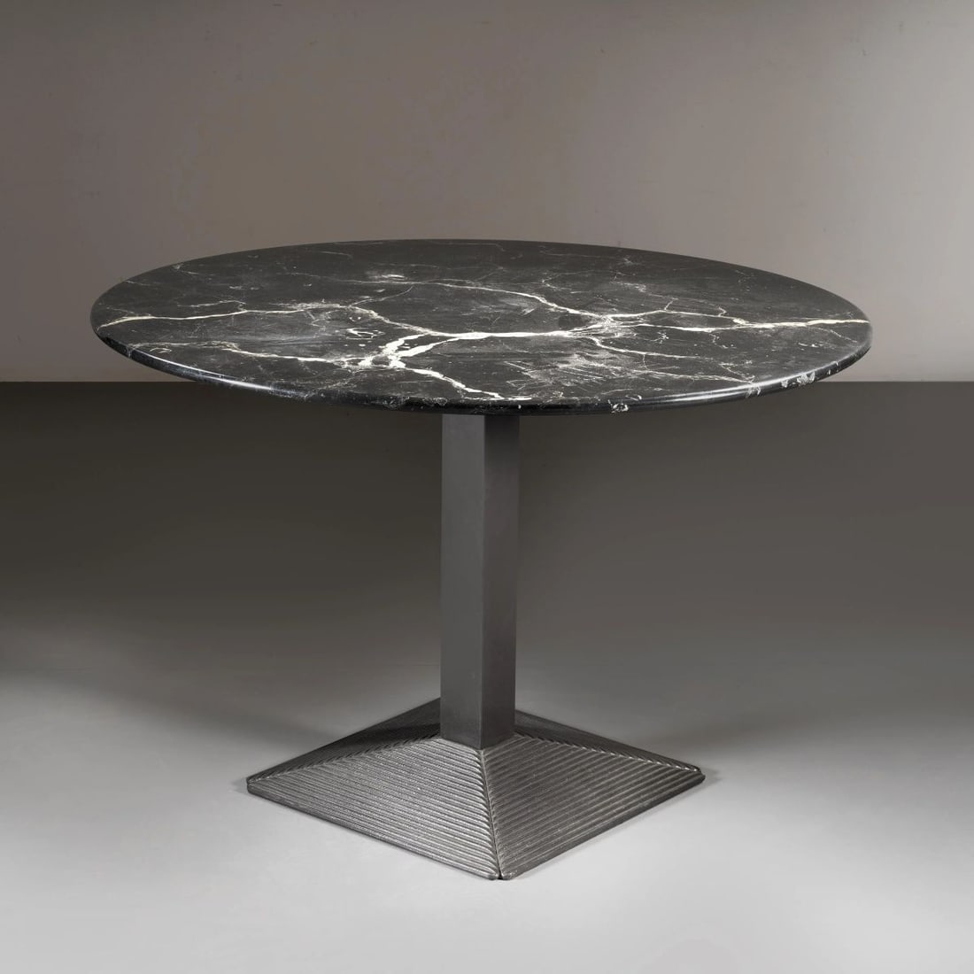 Afra e: Afra e (Montebelluna, 1937 - Trevignano, 2011) Tobia Scarpa (Venezia, 1935) A «PIEDIFERRO» TABLE TAVOLO MODELLO PIEDIFERRO in metallo e marmo Produzione B&B, Italia, 1980