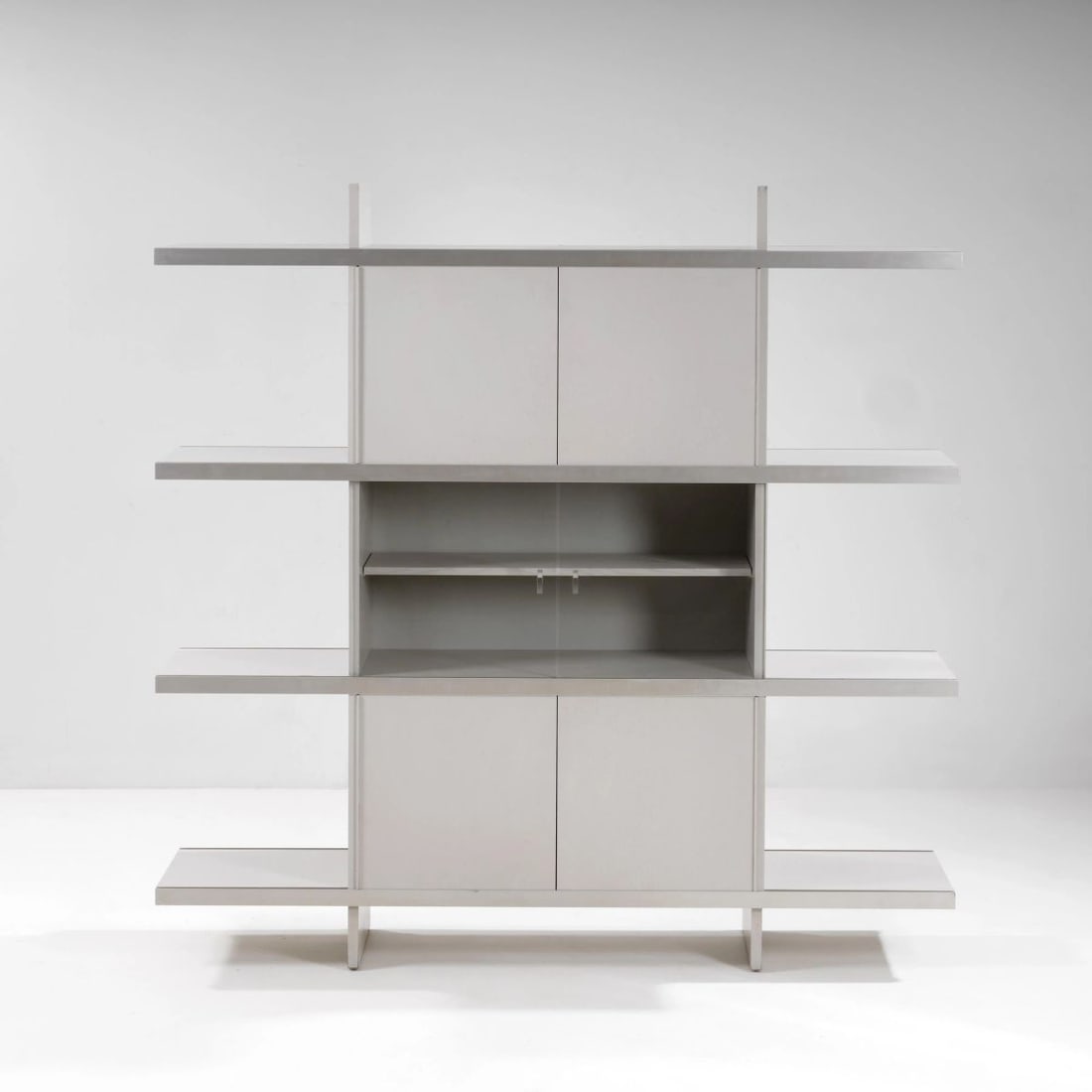 Angelo Mangiarotti: Angelo Mangiarotti (Milano, 1921 - 2012) «MULTIUSE» BOOKCASE, WOOD AND METAL STRUCTURE LIBRERIA COMPONIBILE MODELLO MULTIUSE struttura in legno laccato nei toni del grigio con