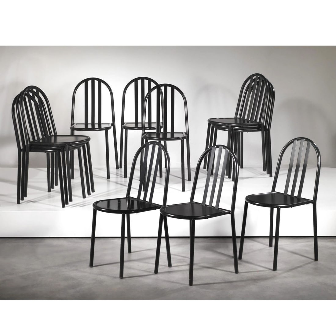 Robert Mallet Stevens: Robert Mallet Stevens (Parigi, 1886 - 1945) EIGHT STACKABLE CHAIRS, BLACK METAL STRUCTURE DODICI SEDIE IMPILABILI in metallo verniciato nero Marchio punzonato “RMS”