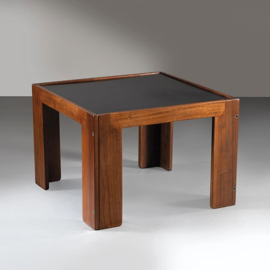 Afra e: Afra e (Montebelluna, 1937 - Trevignano, 2011) Tobia Scarpa (Venezia, 1935) «771» WOODEN LOW TABLE TAVOLO BASSO MODELLO 771 in legno Produzione Cassina, Italia, 1965 circa cm H52,5x